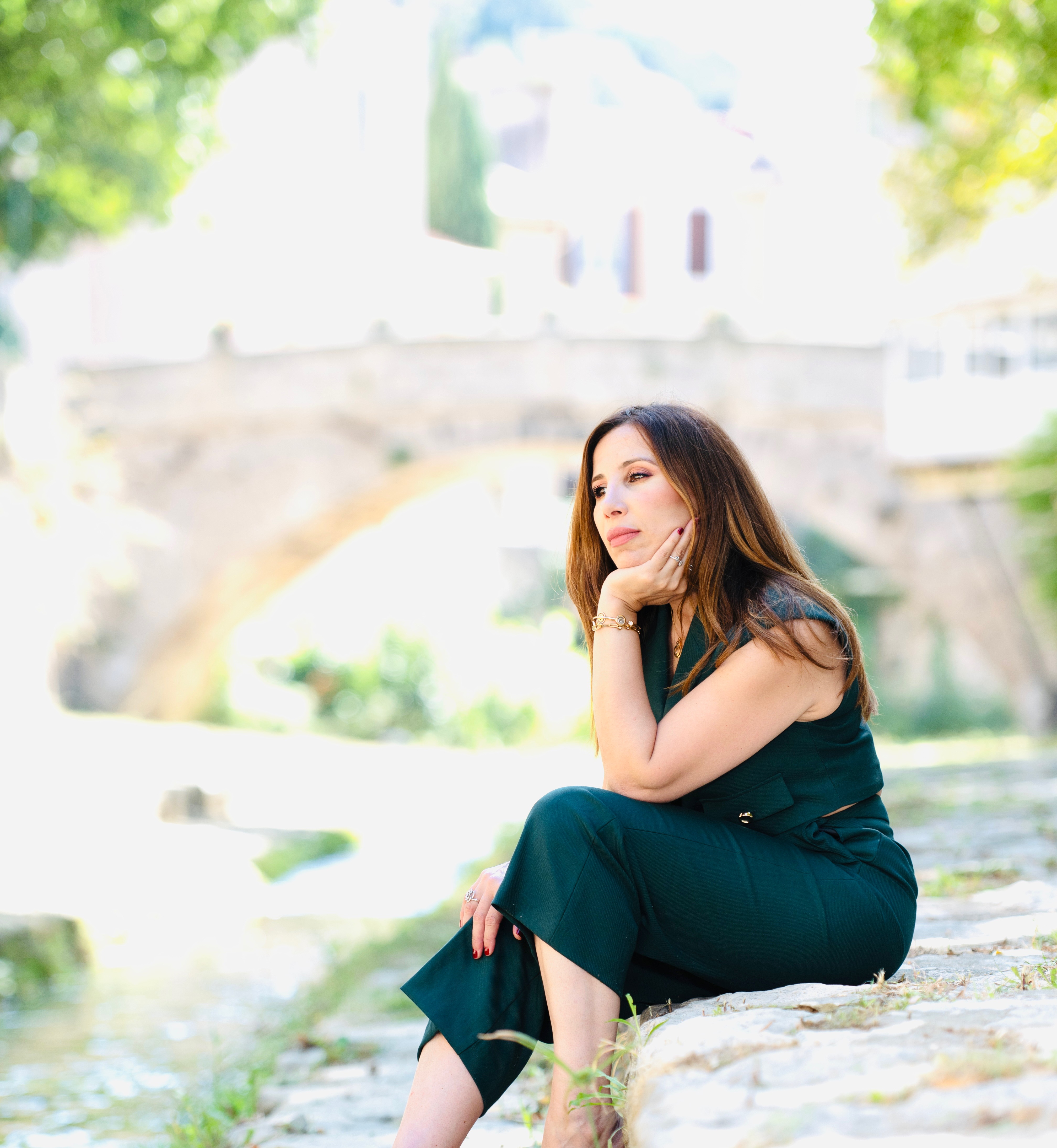 Portrait de Lamia Cazalet assise pres de l eau