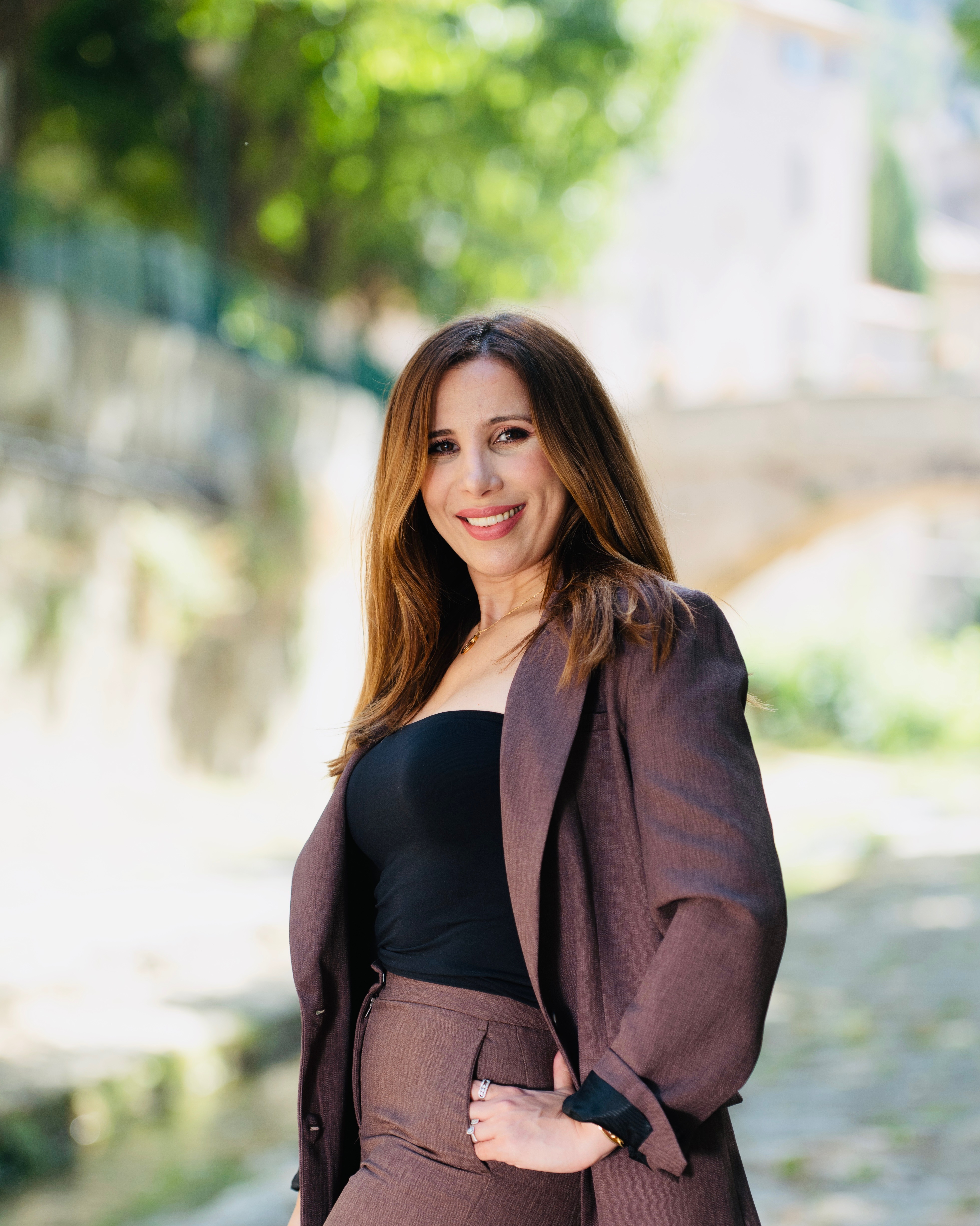 Portrait de Lamia Cazalet en tailleur brun