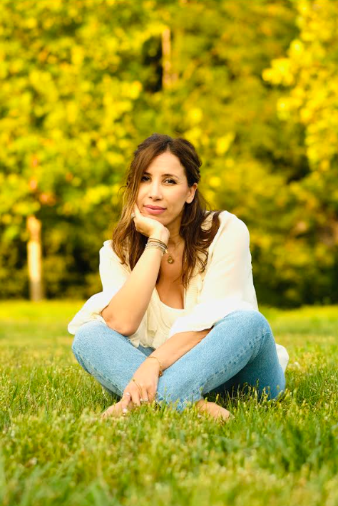 Portrait de Lamia Cazalet assise dans l herbe